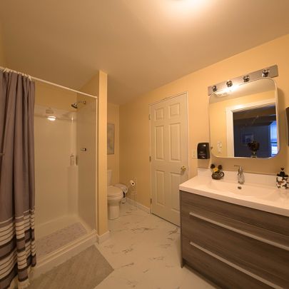 Holberg Pitstop ensuite bathroom
